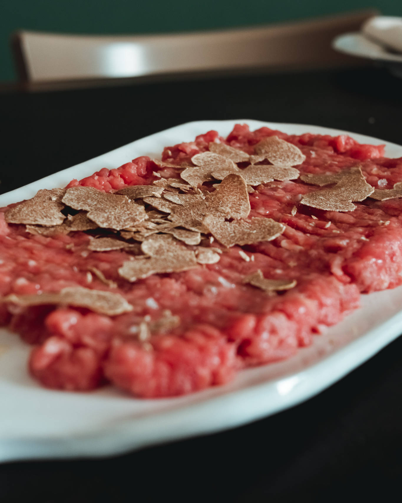 Un piatto di carne cruda all'astigiana coperto di una grattugiata di tartufo bianco