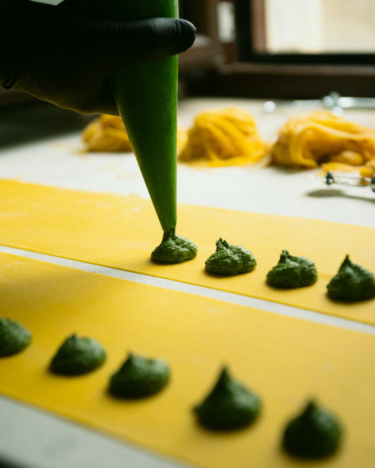 Sfoglie di pasta fresca riempite con una sacca da pasticciere