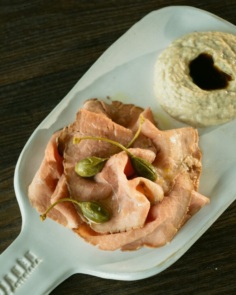 Primo piano di un piatto di vitello tonnato